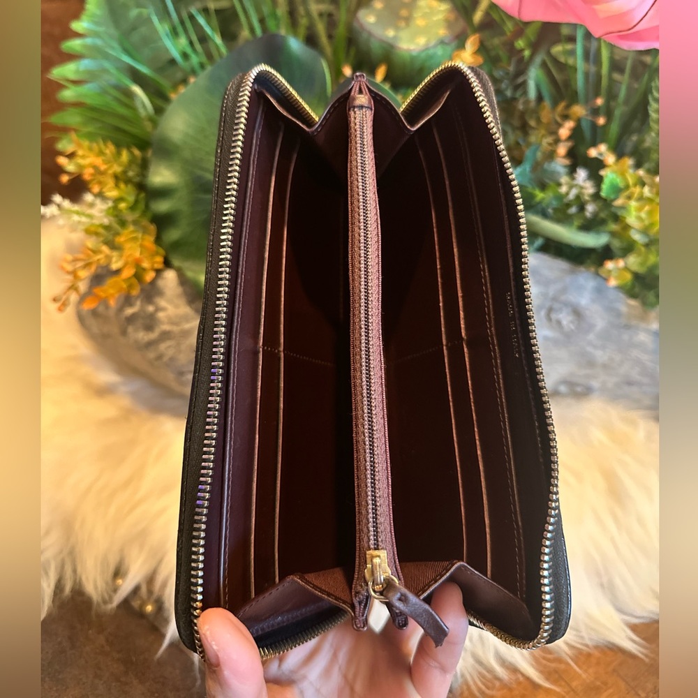 Chanel zip around wallet - Picture 10 of 16